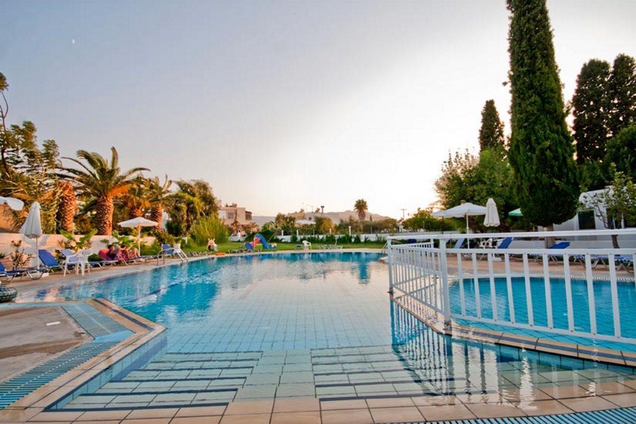 Theodorou Beach Hotel Apartments Псалиди Екстериор снимка